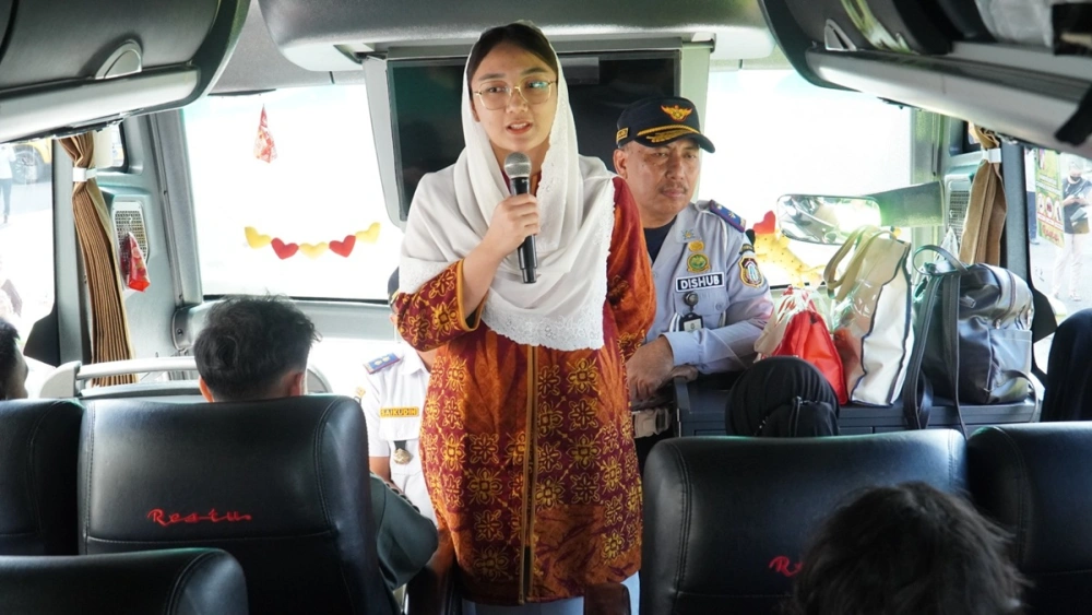 Wawalkot Blitar Elim Tyu Samba dalam pemberangkatan Balik Mudik Gratis SAE 2025. [Dok. Pemkot Blitar]